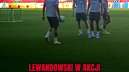 Robert Lewandowski trenuje przed meczem z Ukrainą.  Lata lecą, ale klej w nodze dalej jest, co?
