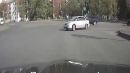 Motocyklista walczy na drodze  Fight Russia Biker VS Car - Knocks Out 1 - Attacks Another