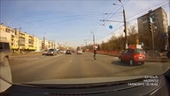 Zawzięty pieszy przechodzi przez ulicę