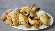 Rogaliki drożdżowe z powidłami.  Babciny przepis jak zrobić mięciutkie rogale z marmoladą lub dżemem