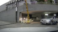 Kobieta wrzuca wsteczny bieg i przejeżdża samą siebie