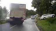 Najechanie plus czołówka z busem