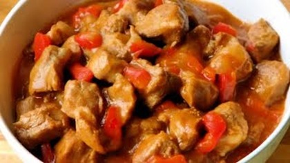 Gulasz wieprzowy z papryką i przecierem pomidorowym - pomysł na szybki i smaczny obiad 