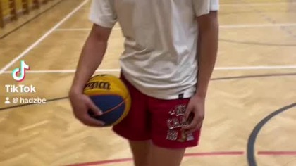 Głową w OBRĘCZ! 16 lat zwiększył WYSKOK o 40cm #shorts #sports #verticaljump