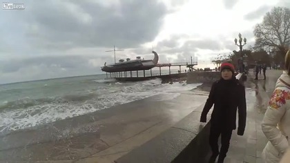 Dw&oacute;ch mężczyzn robiąc selfie, spada tyłem z wysokości 4 metr&oacute;w na beton +18