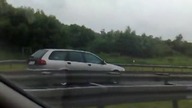 Kobieta na autostradzie jedzie pod prąd