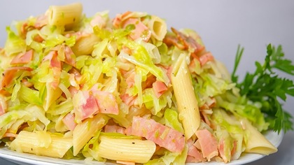 Rewelacyjny makaron z młodą kapustą, boczkiem i kiełbasą