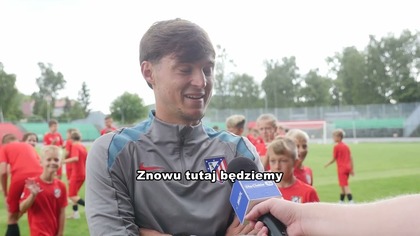 Trenerzy z Atletico Madryt szkolą dzieci i młodzież na jaworznickim stadionie miejskim. Przez pięć dni młodzi piłkarze trenują pod okiem szkoleniowców z hiszpańskiej akademii, poznając ich metody treningowe, technikę, taktykę i mentalność zwycięzcy prosto z Madrytu.

Na stadionie miejskim w Jaworznie zapanowała prawdziwie hiszpańska atmosfera. Wszystko za sprawą wyjątkowego obozu piłkarskiego, który prowadzą szkoleniowcy jednej z najsłynniejszych drużyn świata  Atletico Madryt. Pięciodniowy Football Camp przyciągnął na murawę dzieci i młodzież w wieku od 8 do 16 lat, które chcą poczuć smak wielkiego futbolu i uczyć się od najlepszych.

Dla uczestników obozu jest to prawdziwa sportowa przygoda. Treningi prowadzone są według unikalnej metodologii Atletico Madryt, a zajęcia odbywają się pod okiem licencjonowanych trenerów prosto z Madrytu. W programie nie brakuje zarówno pracy nad techniką, jak i taktyką, a młodzi adepci futbolu mają okazję poznać także hiszpańską mentalność zwycięzcy i myśl szkoleniową.

Hiszpanie otwarcie mówią, że cieszą się możliwością bycia tutaj, w Jaworznie. Bardzo podoba im się możliwość dzielenia z ich filozofią futbolu z adeptami piłki nożnej z naszych okolic. Jak sami trenerzy oraz organizatorzy zaznaczają - liczą na to, że uda im się wrócić tu także w przyszłym roku.

Choć mogłoby się wydawać, że przeszkodą mogą być bariery językowe, w praktyce wszystko działa bez zarzutu. Instruktorzy z Madrytu biegle posługują się językiem angielskim, a dodatkowo wspierają ich polscy trenerzy. Co więcej  Hiszpanie zdołali nauczyć się niektórych polskich słówek i stwierdzeń, które pomagają w prowadzeniu zajęć. Dla wielu młodych piłkarzy to nie tylko okazja do sportowego rozwoju, ale też świetna lekcja języka obcego w praktyce.

Organizatorzy zadbali o wysoki standard szkolenia  na jednego trenera przypada zaledwie dwunastu zawodników, co pozwala na indywidualne podejście i maksymalne zaangażowanie podczas treningów. Uczestnicy campu trenują intensywnie, ucząc się nie tylko gry zespołowej, ale i samodyscypliny oraz odpowiedzialności.

Dodatkowo uczestników niewątpliwie cieszy jeszcze jeden detal. Każdy biorący udział w Football Camp otrzymał oficjalny strój Atletico Madryt, dzięki czemu może poczuć się jak prawdziwy zawodnik tej legendarnej drużyny.

Materiał pochodzi ze strony https://www.jaw.pl
#jaworzno #jawpl