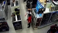 Koleś wbija z nożem na magazyn supermarketu