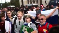 Rosyjscy kibice spokojnie śpiewają przed meczem