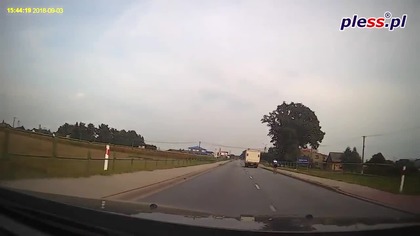 Rolkarz na ulicy wyprzedzał pojazd trzymając się ciężarówki