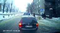 Taksówkarz potrącił policjantów