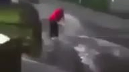 Duża kałuża na drodze