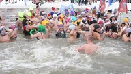Morsy skaczą na banie do lodowatej wody.  14. 01. 2024, Suwałki.