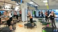 Tak się ćwiczy na minitrampolinach!