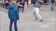 Cristiano gra niepostrzeżenie z chłopcem na ulicy w Madrycie