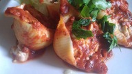 MUSZLE MAKARONOWE NADZIEWANE SZPINAKIEM, SERAMI I KURCZAKIEM -MUSZELKI W SOSIE MARINARA