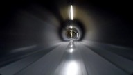 Widok z wnętrza kapsuły Hyperloop podczas drugich testów SpaceX