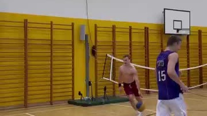 Gość bez koszulki wsadza do dziury #shorts