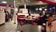 Babska zadyma w fast foodzie