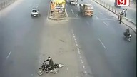 Kierowca z premedytacją uderza w stojącego motocyklistę