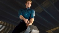 Twórcy Avengers Endgame ujawniają dlaczego Captain America nie podniósł Mjolnira w Age of Ultron