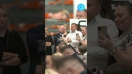 (subskrybuj) Facet WYGARNIA Tuskowi.  Punktuje jego obietnice i oszustwa #shorts