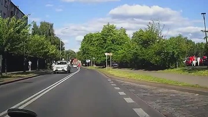 Wina osobówki czy nagrywającego a może autobusu?