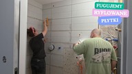 Fugujemy płytki w łazience.  Malujemy sufit na gotowo.