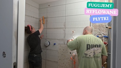 Fugujemy płytki w łazience.  Malujemy sufit na gotowo.