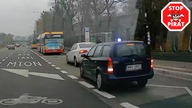 Nieoznakowany Opel Astra II Classic zatrzymuje drogowego pirata za popisy na drodze.  STOP PIRAT