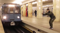 Skrajny debilizm na stacji metra