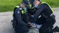 Australia.  Koleś wyszedł na fajkę koło domu - skończył na glebie w kajdankach
