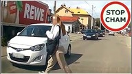 Auto zajeżdża pieszej drogę na przejściu - piesza wchodzi w auto na pasach #1489 Wasze Filmy