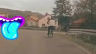 Pijany dziadek na rowerze wpada do rowu
