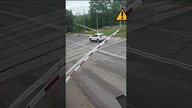 Kierowca białego Suva wjeżdża pod opuszczające rogatki #shorts #rikordwidjo