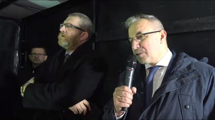 To już kolejny raz gdy wymówiono salę Wojciechowi Sumlińskiemu. Ma to związek z jego książką - Powrót do Jedwabnego, w której to wraz z dr Ewą Kurek oraz Tomaszem Budzyńskim ujawniają prawdę na temat tego co naprawdę wydarzyło się w Jedwabnem. Dziennikarz śledczy od pewnego czasu jest solą w oku środowisk żydowskich, otwarcie oskarżających go antysemityzm. To za ich sprawą Sumlińskiemu już po raz 4 na kilka godzin przed spotkaniem wymówiono salę.

---------------------------------------------[wsparcie programu]--------------------------------------------- 

Darowizny prosimy kierować na fundację Inicjatywa Przeciw Cenzurze. 
Nr konta: 33 2530 0008 2059 1051 7927 0001 
Mecenat na patronite: https://patronite.pl/emisjatv 
PayPal: https://www.paypal.com/cgi-bin/webscr...

Chcesz wykonać tradycyjny przelew do banku? Wszystkie niezbędne informacje są tutaj: http://emisja.tv/programy/wsparcie