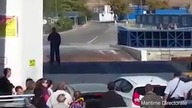 Niecierpliwy kierowca na promie
