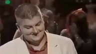Chłop łapie się za własny mózg