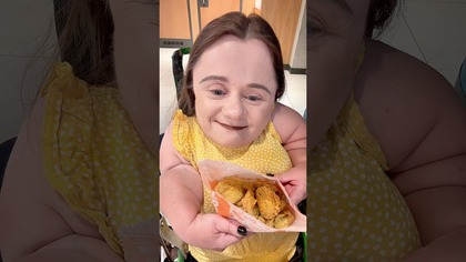 Test Fried Pickles z Popeys  | #shorts | Magdalena Augustynowicz