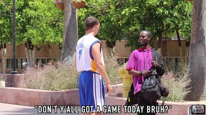Klay Thompson gra w kosza z przechodniami 