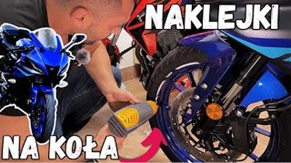 Naklejki na koła Yamaha R125 | Oklejanie motocykla (motorcycle wrapping) #motocykl #yamaha #r125

Dziś robimy mały tuning motocykla. Tym razem Yamaha R125 dostanie naklejki na koła, co całkowicie odmieni jej wygląd. Naklejki kupione na portalu Aliexpress na koła o średnicy 17 cali.
Mała metamorfoza zmieniła motocykl znacznie! 
jak poradziliśmy sobie z oklejeniem felg? Zapraszam do obejrzenia.

Zostawcie łapkę w górę, zasubskrybujcie kanał i włączcie dzwonek, żeby nie przegapić kolejnych filmów z naszej motocyklowej serii  bo już szykujemy kolejne odcinki!

Macie doświadczenia z Yamahą R125 lub innymi 125? Dajcie znać w komentarzach! A może macie pomysł, co powinniśmy w nim jeszcze zmodyfikować?

Zapraszamy też na nasze profile:
TIKTOK BEZAWARYJNIE: https://www.tiktok.com/@bezawaryjnie?_tZN-8vYaOpxBRJP&_r1
FACEBOOK BEZAWARYJNIE: https://www.facebook.com/profile.php?id100057253877552
TIKTOK DOM W RUKOLI: tiktok.com/@domwrukoli
IG DOM W RUKOLI: https://www.instagram.com/domwrukoli/
FACEBOOK DOM W RUKOLI: facebook.com/people/Dom-w-Rukoli/61569121496298
KANAŁ YT DOM W RUKOLI: https://www.youtube.com/@Zapisani_Sobie