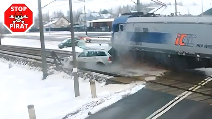 Zawieszenie urwało się na środku przejazdu, Ford trafia między dwa pociągi.  STOP PIRAT
