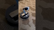 Robot sprzątający z robotycznym ramieniem w akcji 