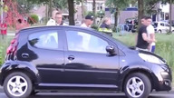 3 policjant&oacute;w nie może sobie poradzić...
