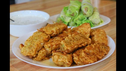 Gołąbki z kapusty pekińskiej z mięsem mielonym w cieście naleśnikowym w stylu bałkańskim pyszny sos