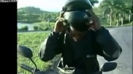 Motocyklista udziela wywiadu o wypadku kolegi