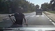 Rowerzysta wjeżdża na czołówkę