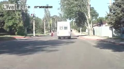 Szalona babka na drodze
