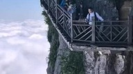 Spacer z widokiem na chmury w Zhangjiajie